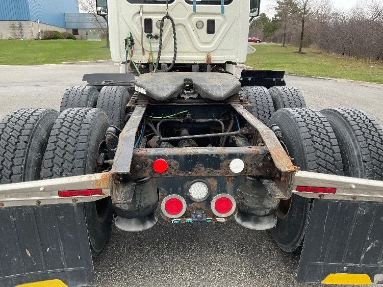2016 Freightliner Cascadia - image 6