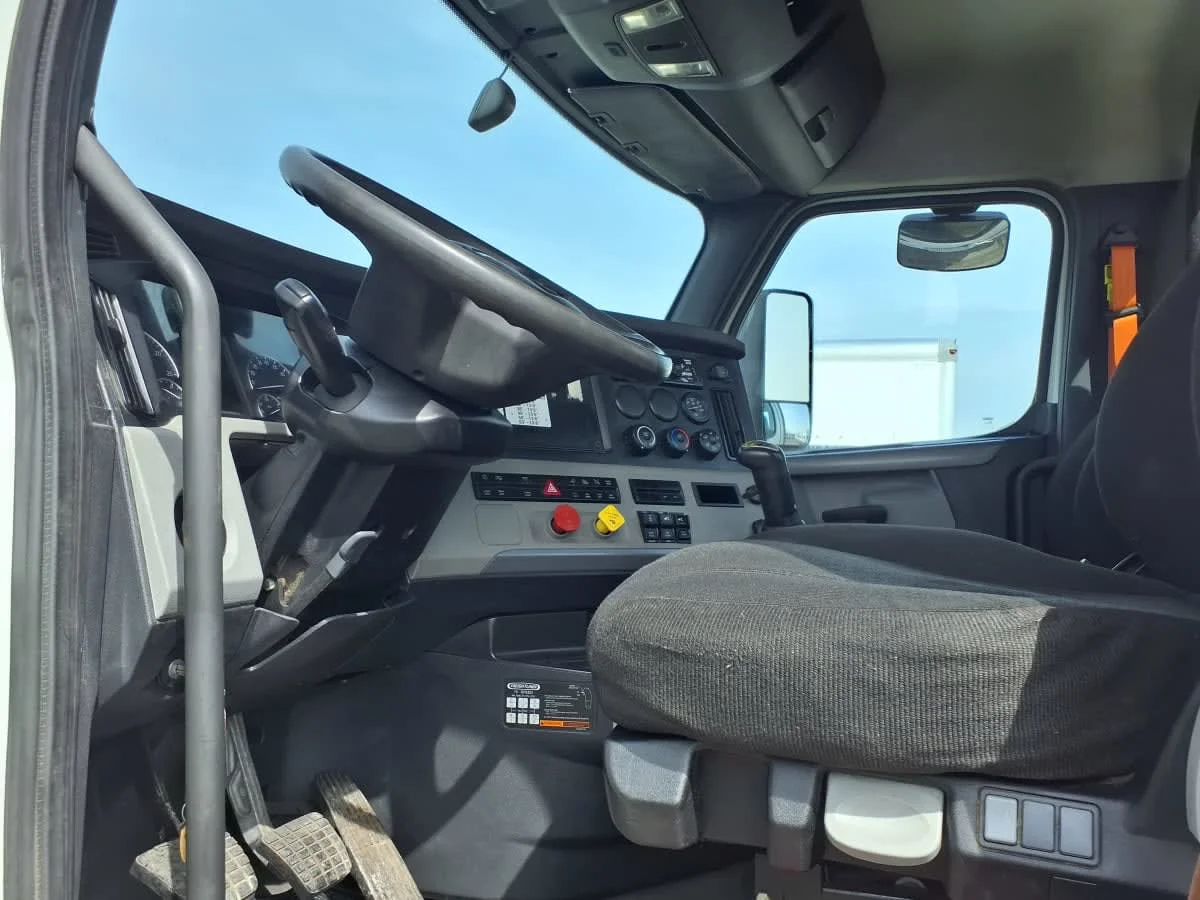 2021 Freightliner Cascadia - image 7