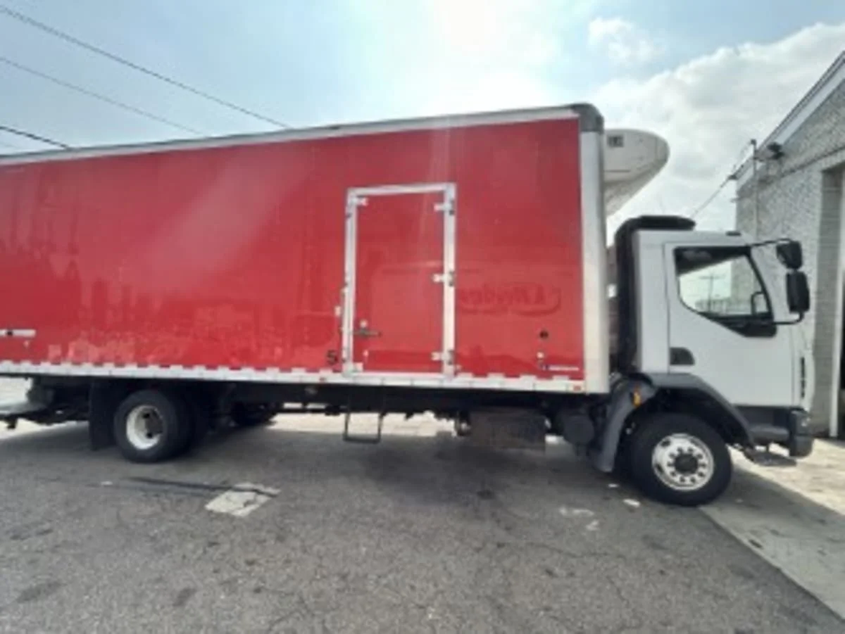 2016 Kenworth T270 - image 2