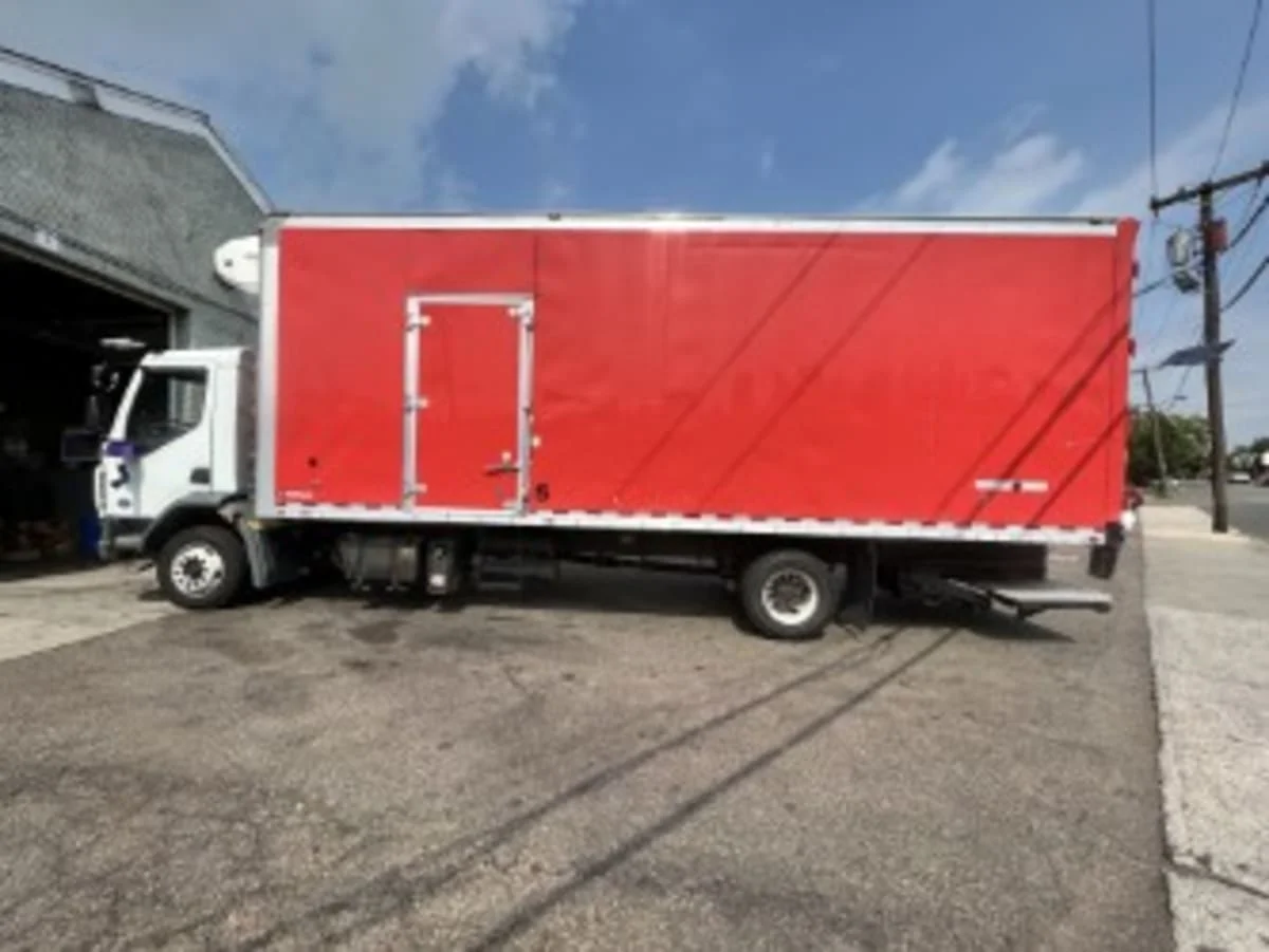 2016 Kenworth T270 - image 3