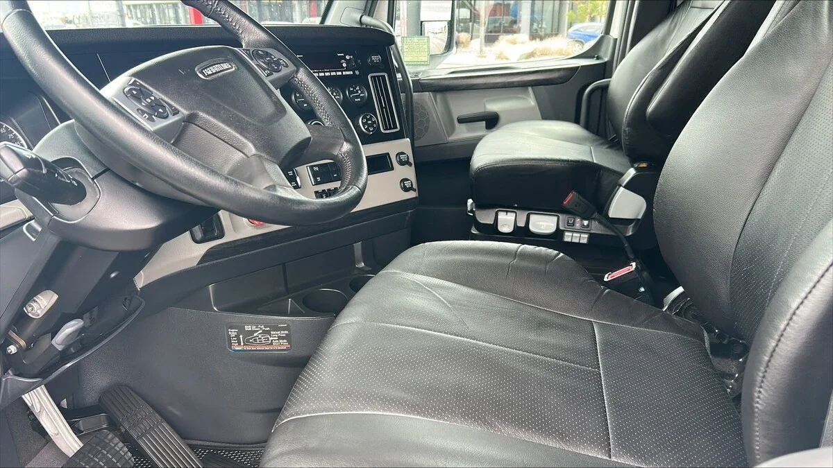 2024 Freightliner Cascadia - image 2