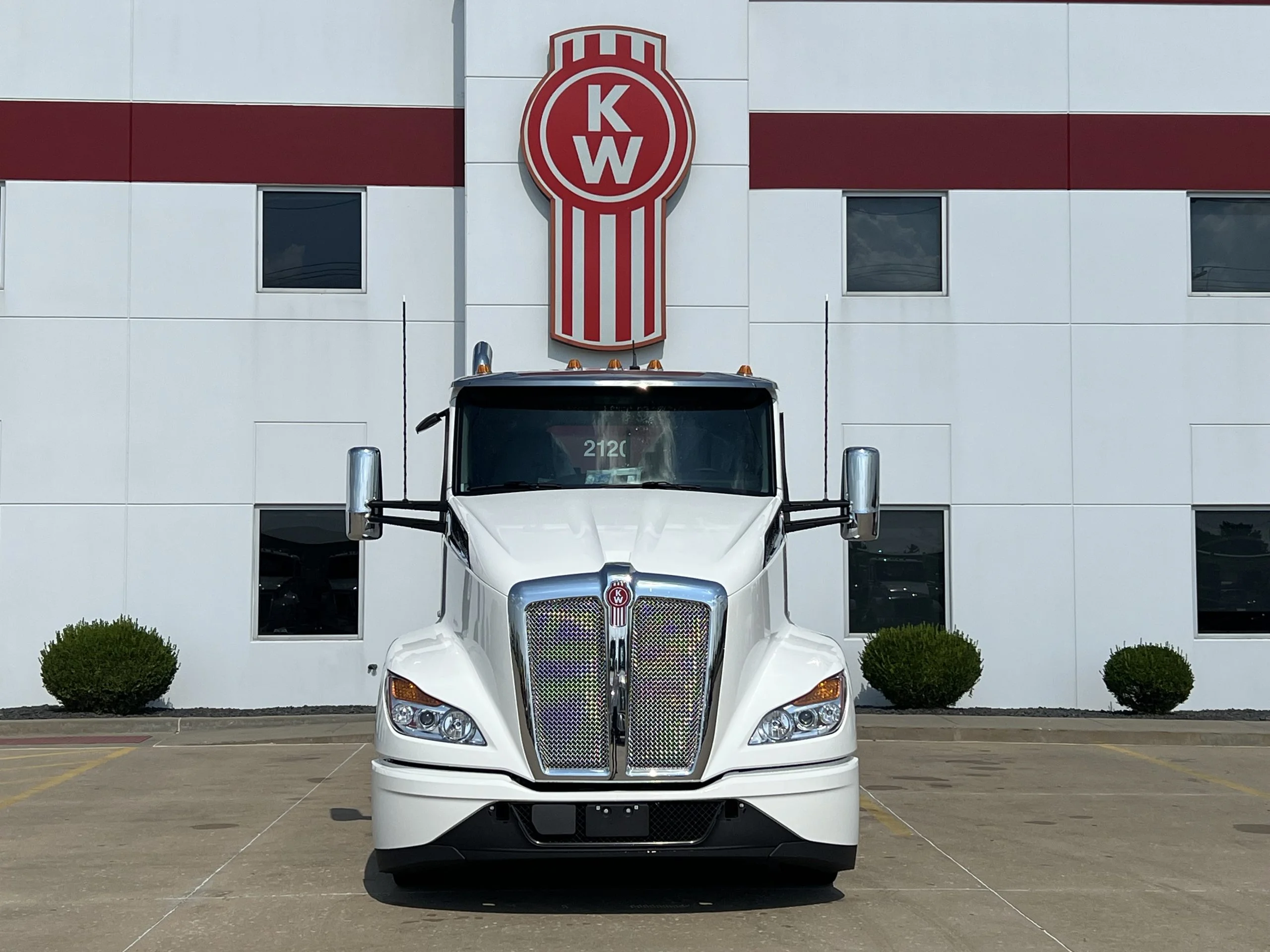 2027 Kenworth T680 in Troy, IL — photo 2