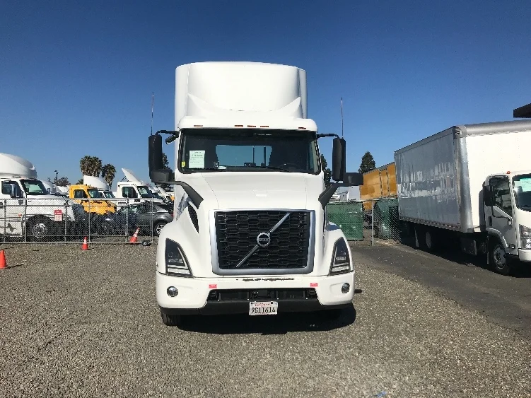 2020 Volvo VNR 640 - image 2