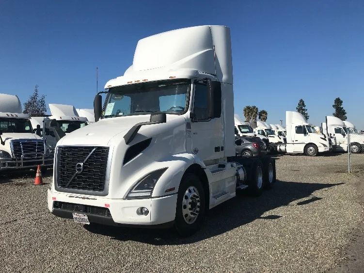 2020 Volvo VNR 640 - image 3