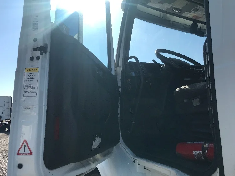 2020 Volvo VNR 640 - image 9