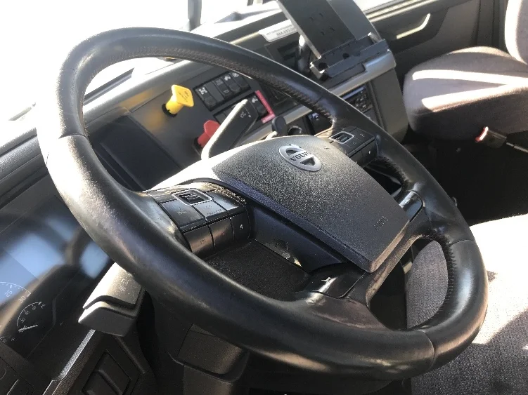 2020 Volvo VNR 640 - image 10