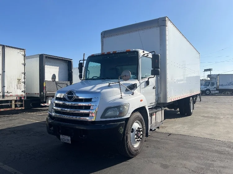 2019 Hino 338 - image 3