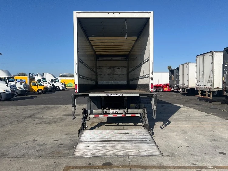 2019 Hino 338 - image 9