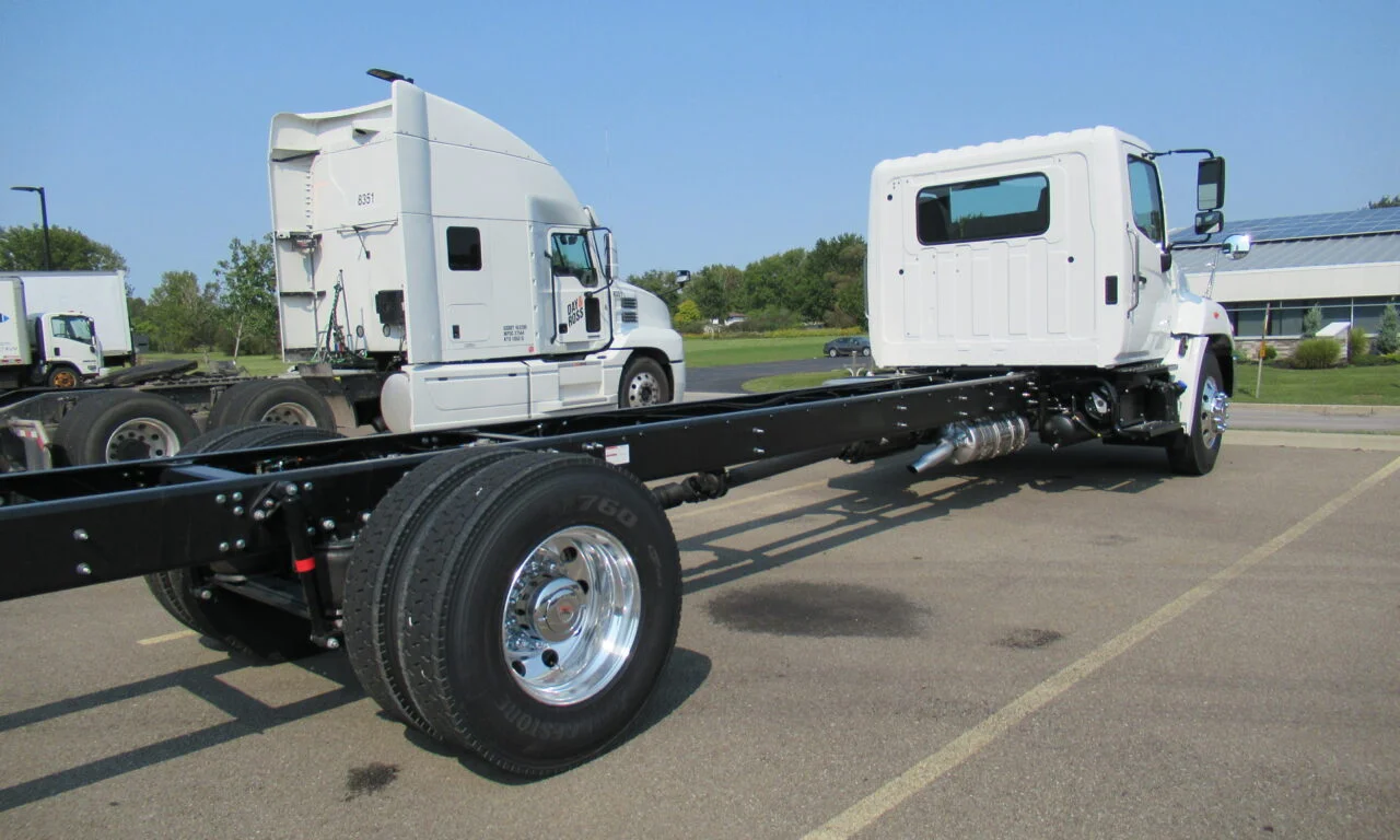 2025 Hino L7 in Buffalo, NY — photo 2