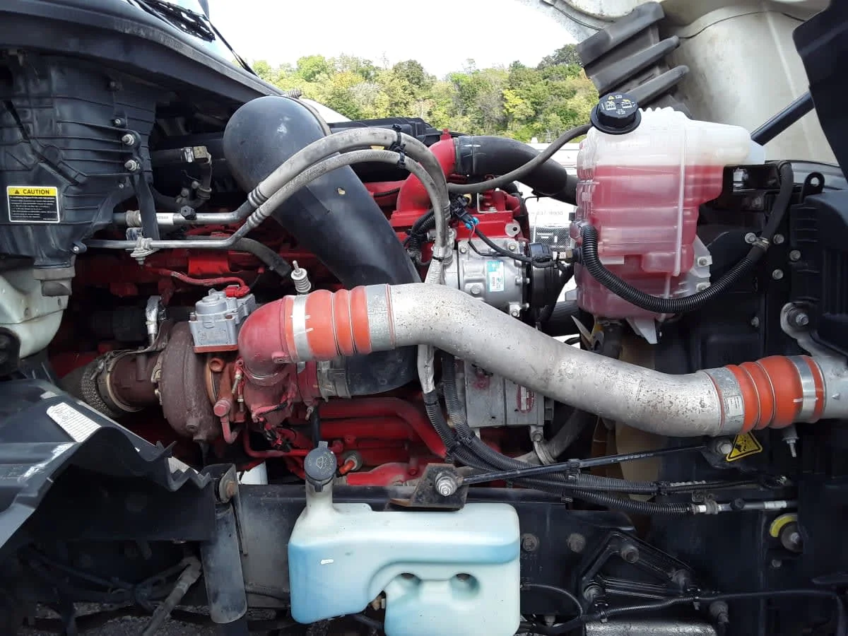 2019 International LT - image 10