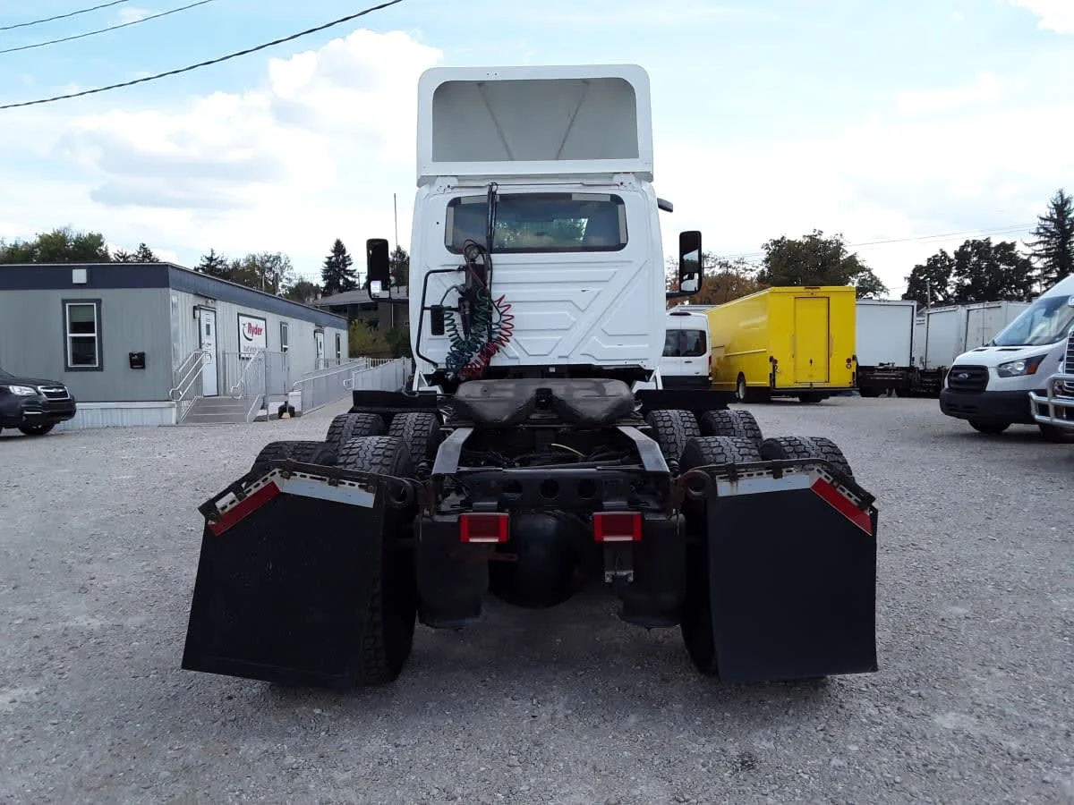 2019 International LT - image 5