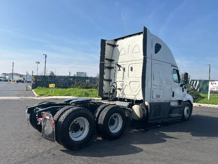 2023 Freightliner Cascadia - image 7