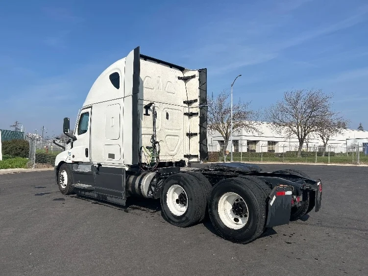 2023 Freightliner Cascadia - image 5
