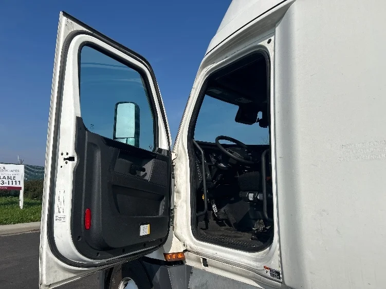 2023 Freightliner Cascadia - image 9