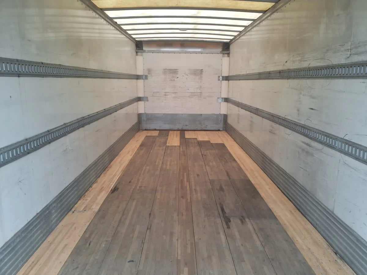 2018 International 4300 - image 8