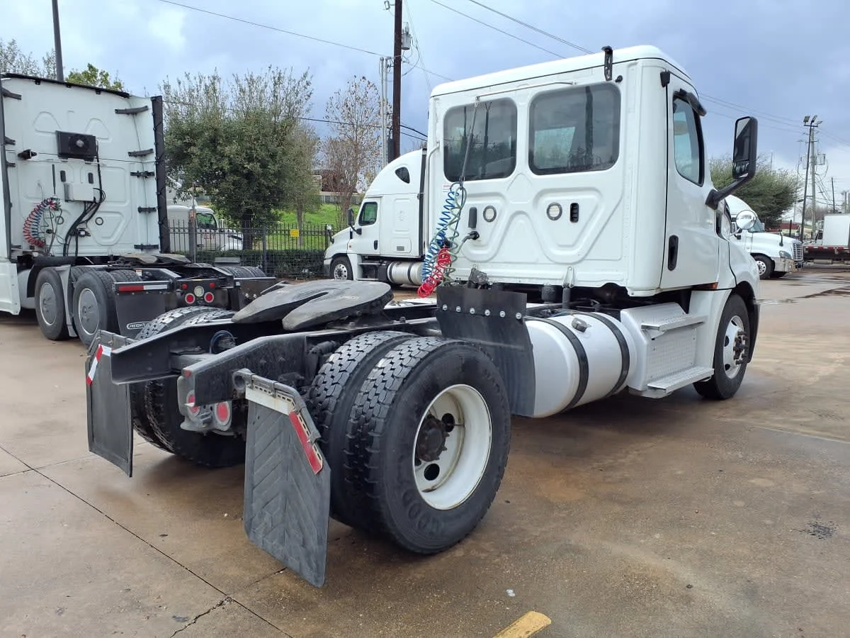 2020 Freightliner Cascadia in Houston, TX — photo 4