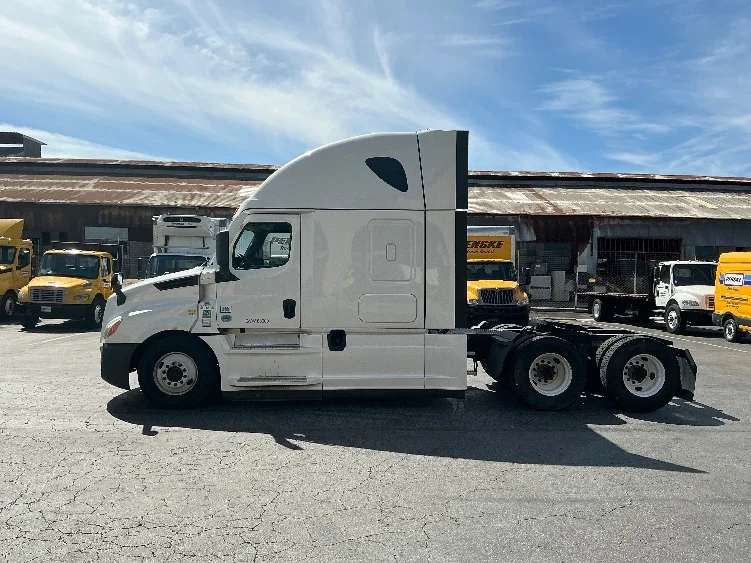 2022 Freightliner Cascadia in Torrance, CA — photo 4