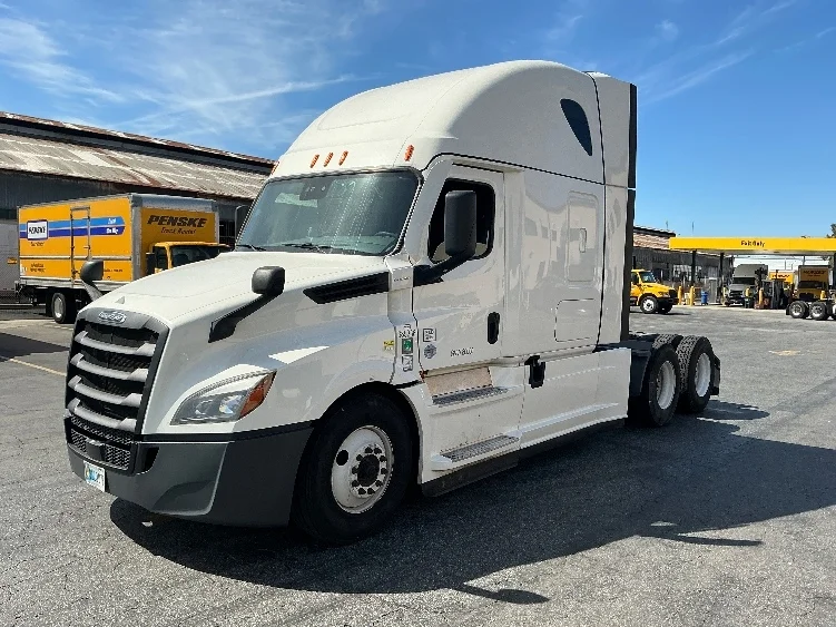 2022 Freightliner Cascadia in Torrance, CA — photo 3