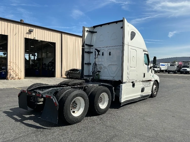 2022 Freightliner Cascadia in Torrance, CA — photo 7
