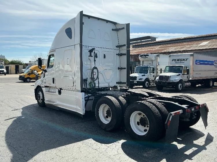 2022 Freightliner Cascadia in Torrance, CA — photo 5