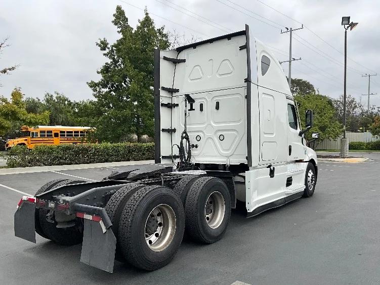 2023 Freightliner Cascadia - image 7