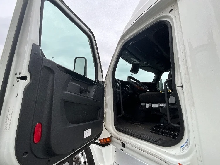 2023 Freightliner Cascadia - image 9