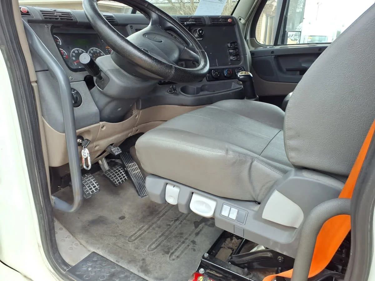 2020 Freightliner Cascadia - image 7