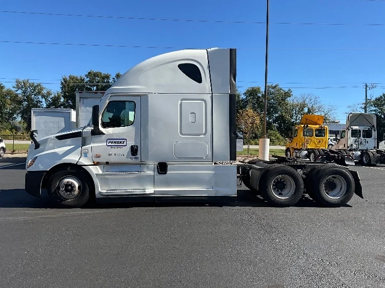 2021 Freightliner Cascadia - image 4