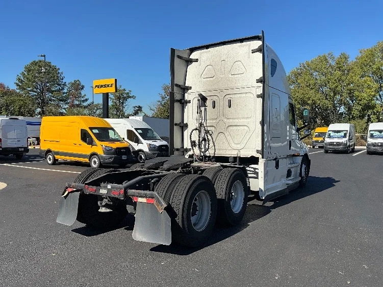 2021 Freightliner Cascadia - image 7