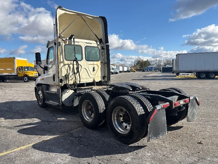2019 Freightliner Cascadia - image 5