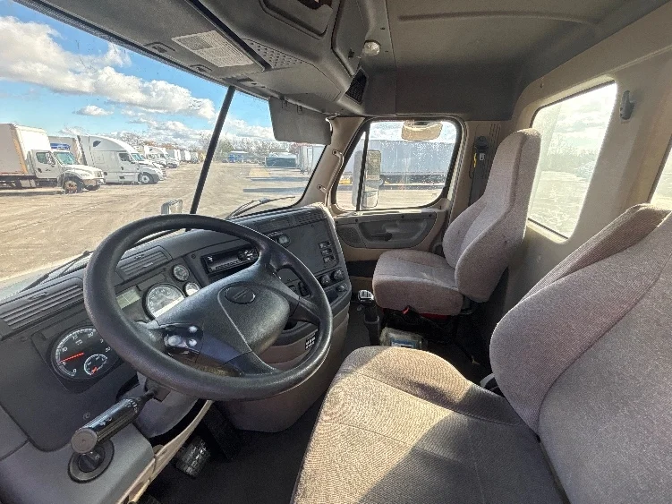 2019 Freightliner Cascadia - image 10