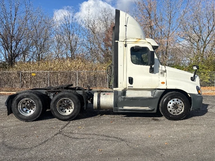 2019 Freightliner Cascadia - image 8