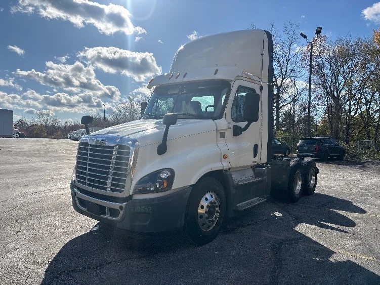 2019 Freightliner Cascadia - image 3