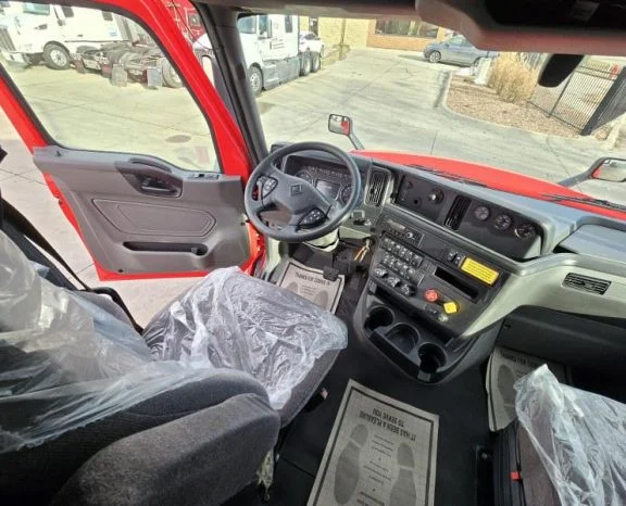 2022 International LT - image 1