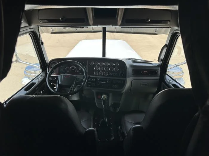 2023 Peterbilt 389 — photo 11