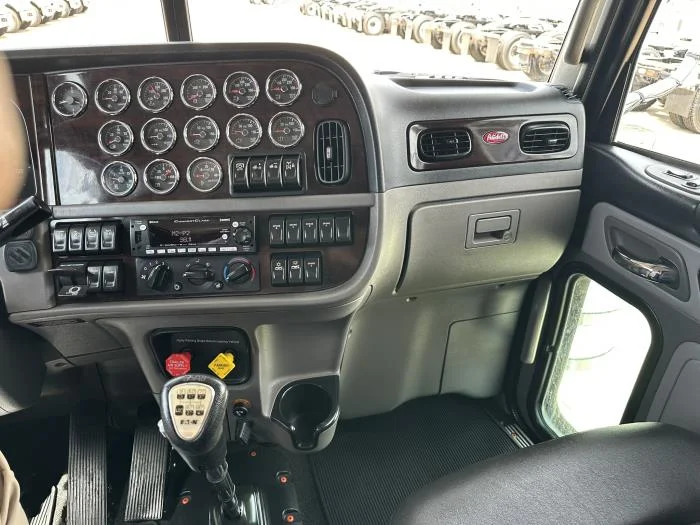 2023 Peterbilt 389 — photo 10