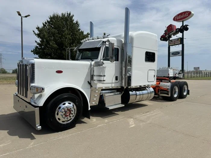 2023 Peterbilt 389 — photo 2