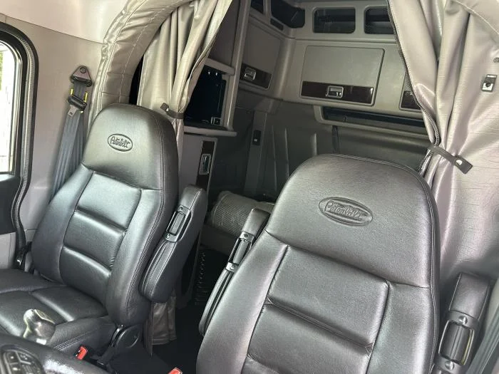 2023 Peterbilt 389 — photo 12