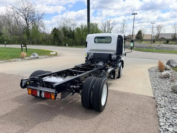 2027 Isuzu NRR - image 5