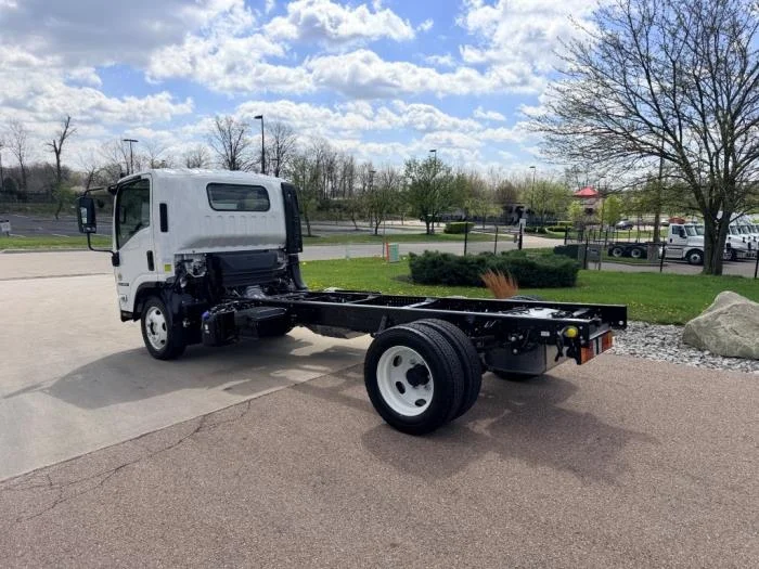 2027 Isuzu NRR - image 7