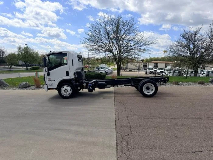 2027 Isuzu NRR - image 8