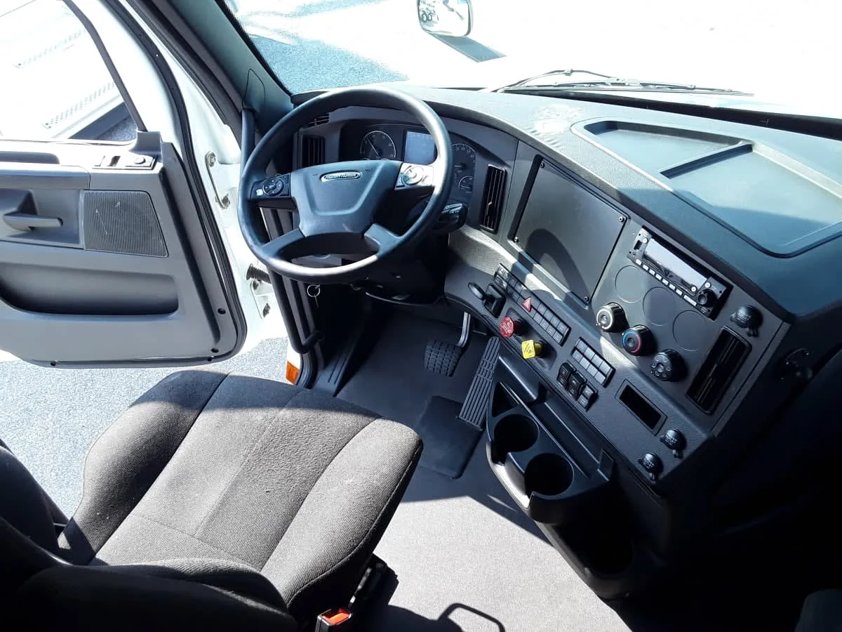 2023 Freightliner Cascadia in Allentown, PA — photo 12