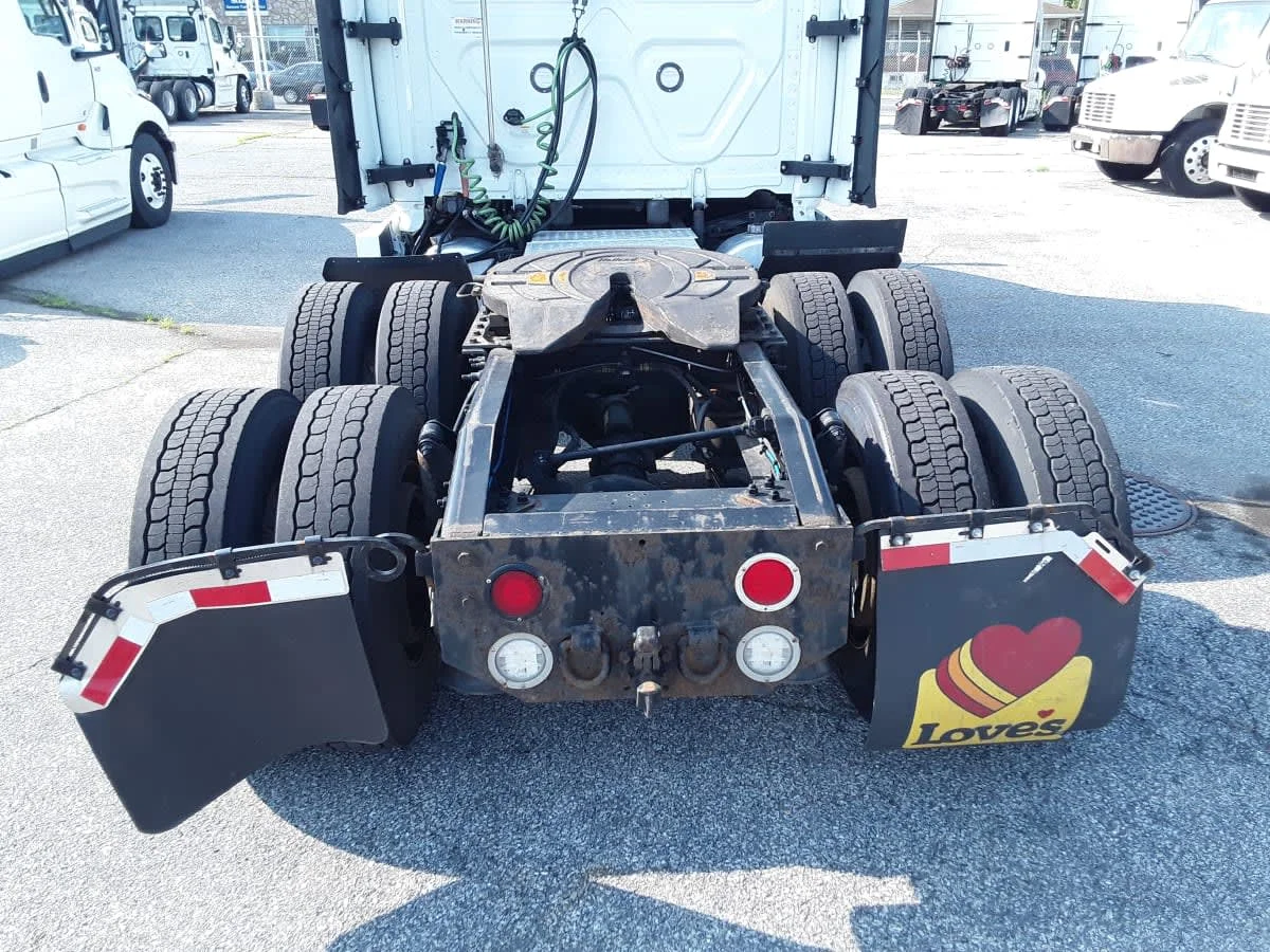 2023 Freightliner Cascadia in Allentown, PA — photo 13
