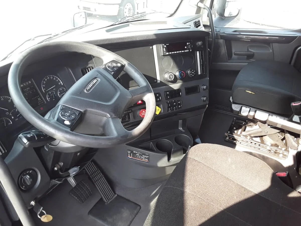 2023 Freightliner Cascadia in Allentown, PA — photo 7