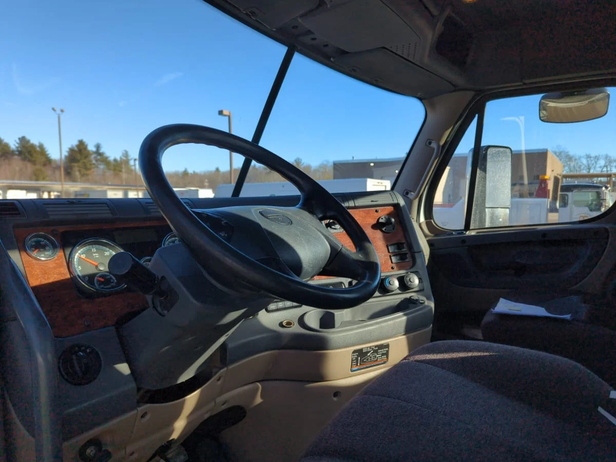2018 Freightliner Cascadia - image 7