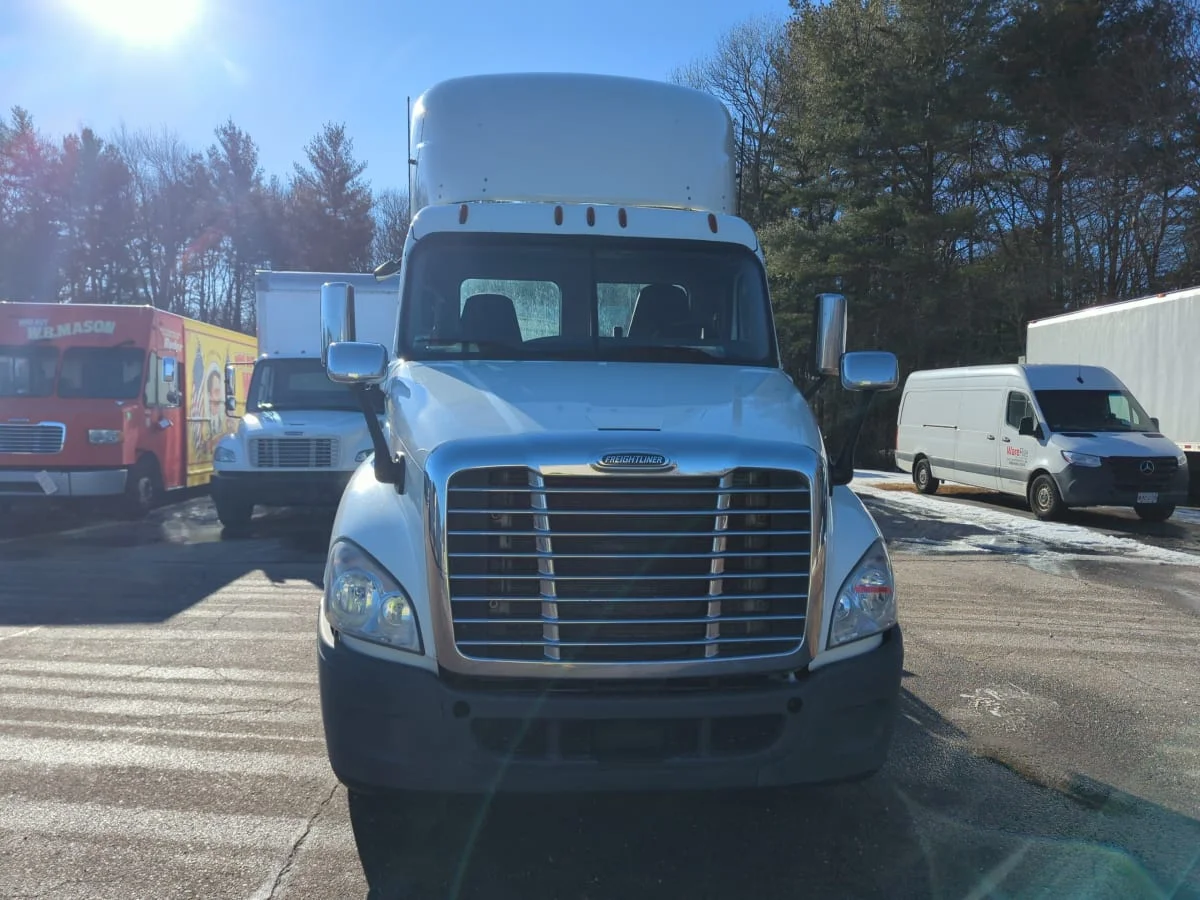 2018 Freightliner Cascadia - image 2