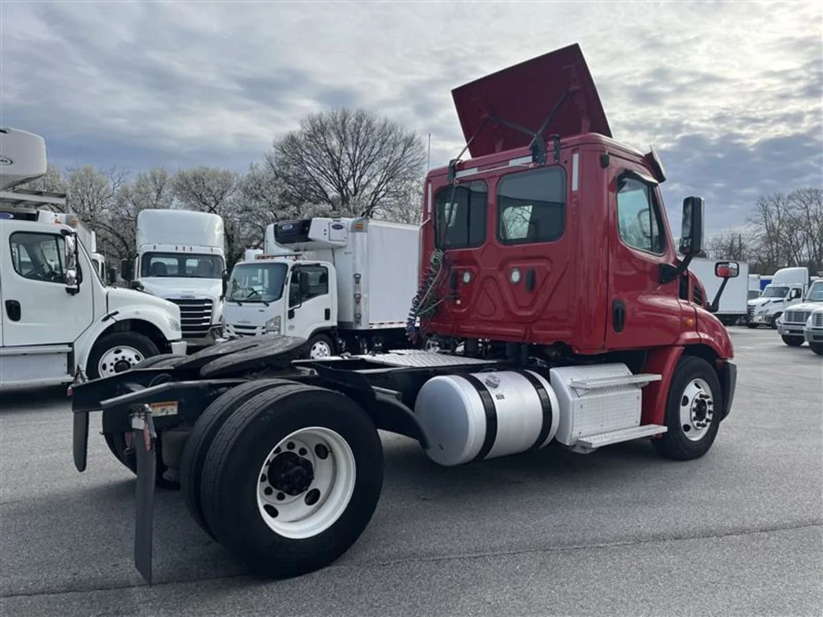 2019 Freightliner Cascadia in Beltsville, MD — photo 4
