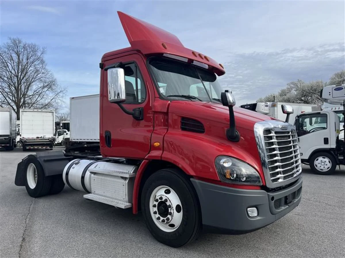 2019 Freightliner Cascadia in Beltsville, MD — photo 3