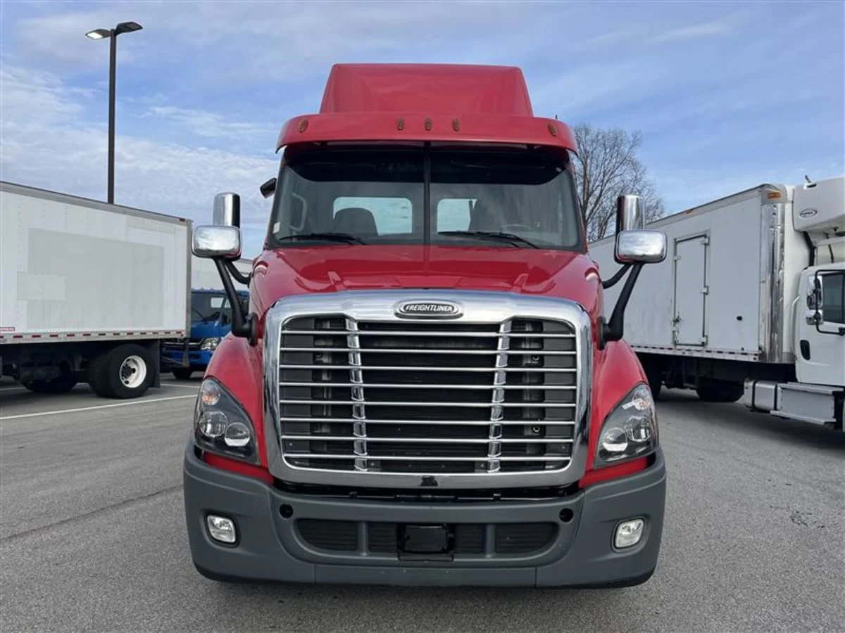 2019 Freightliner Cascadia in Beltsville, MD — photo 2