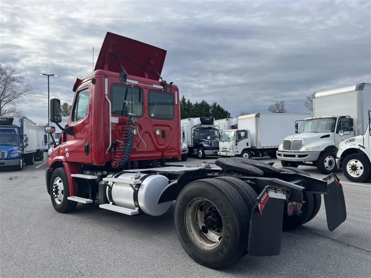 2019 Freightliner Cascadia in Beltsville, MD — photo 6